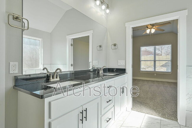 Building Photo - 2140 N Everest Ave