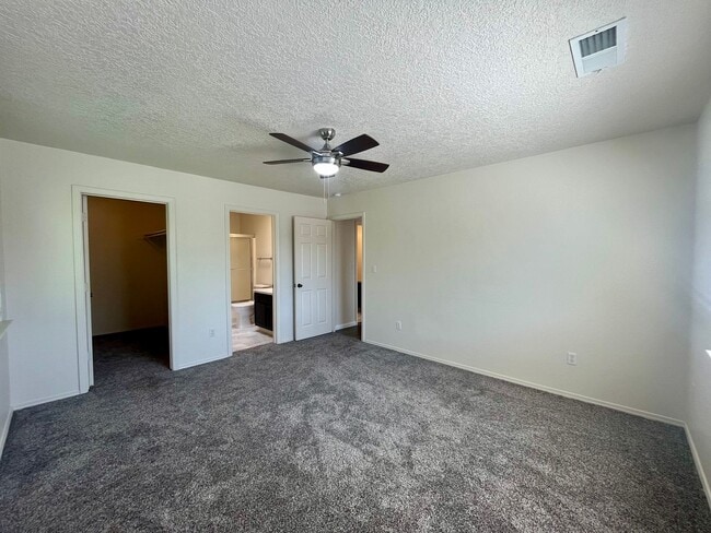 Building Photo - Lovely 2 Bedroom 2 Bathroom Condo Located In The NW!