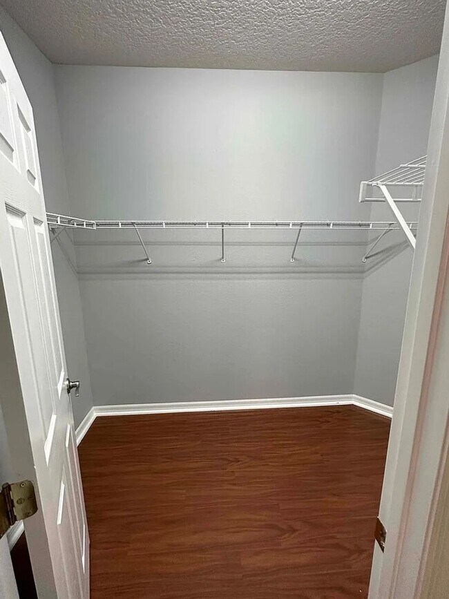 Building Photo - Elegant 4-bedroom 3-bathroom Home in Windermere