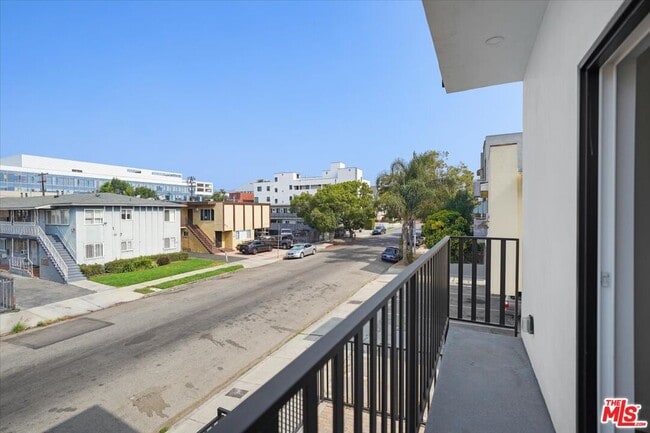 Building Photo - 910 N Hudson Ave