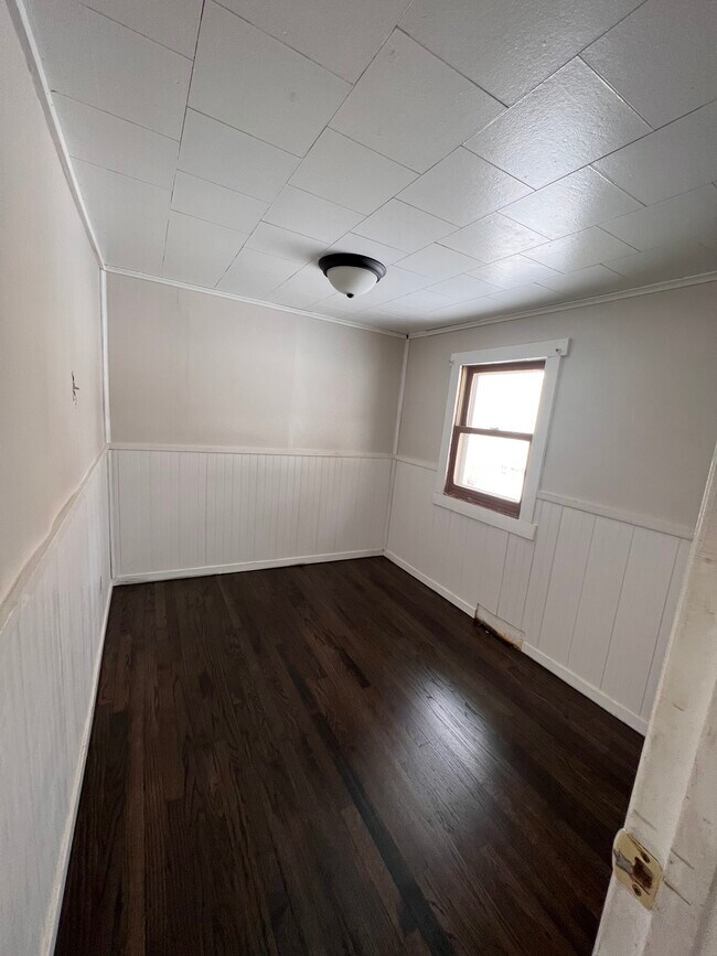 small bedroom that could double as an office - 12708 Foster St