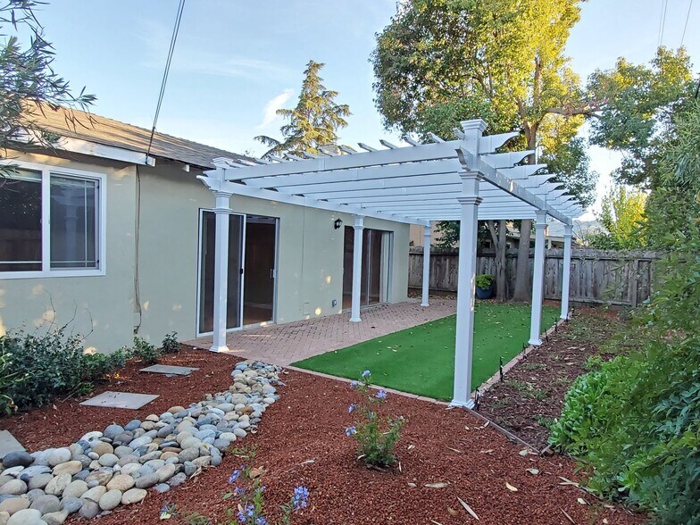 Building Photo - 6211 Cloverhill Dr