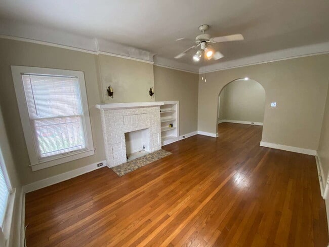 Building Photo - 247 E Lullwood Ave