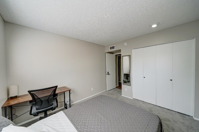 Building Photo - 4625 W Morten Ave