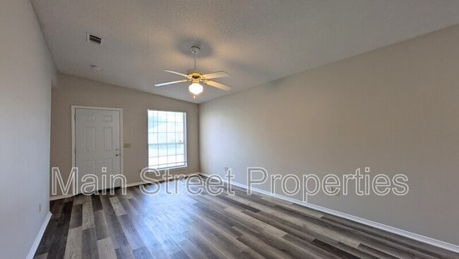 Building Photo - 424 Pine Crescent Way