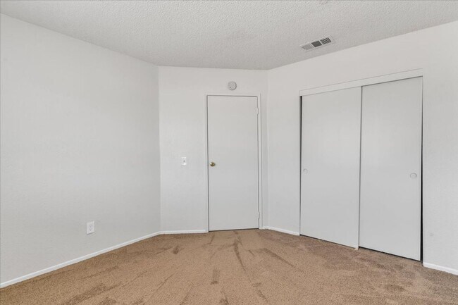 Building Photo - Spacious 2-Bedroom Townhome in Hesperia, CA!