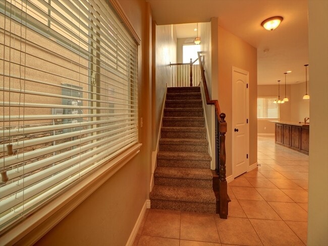 Building Photo - End unit town home