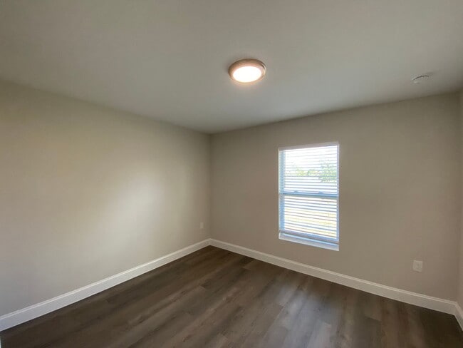 Building Photo - Desirable SW Ocala Neighborhood, 3/2/2 **W...