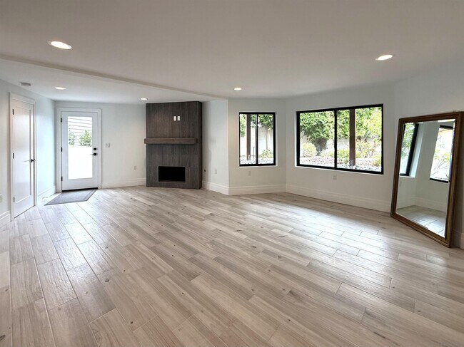 Building Photo - 7982 Roseland Dr