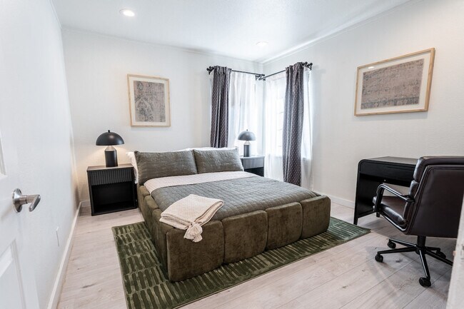 Building Photo - 2359 Oakwood Dr