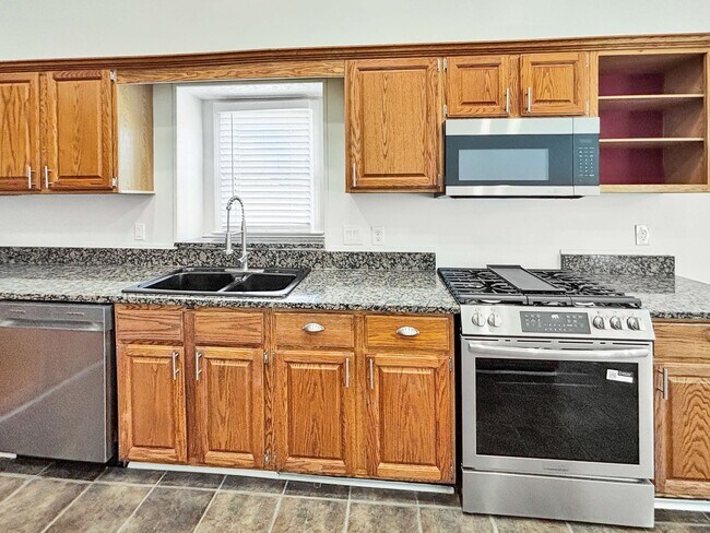 Building Photo - Spacious 5-Bedroom Home Near Lake Acworth!