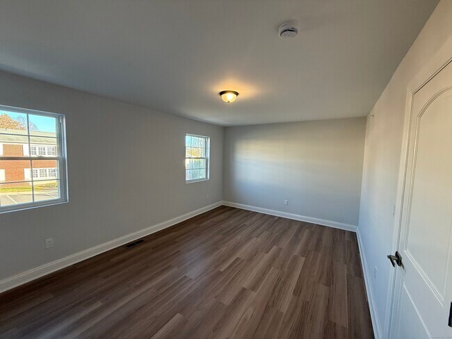 Building Photo - 50 Greenhouse Rd