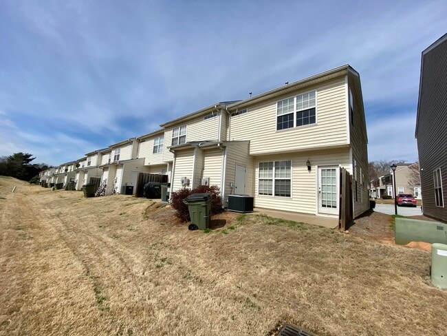 End unit with extra windows - 513 Fagin Cir