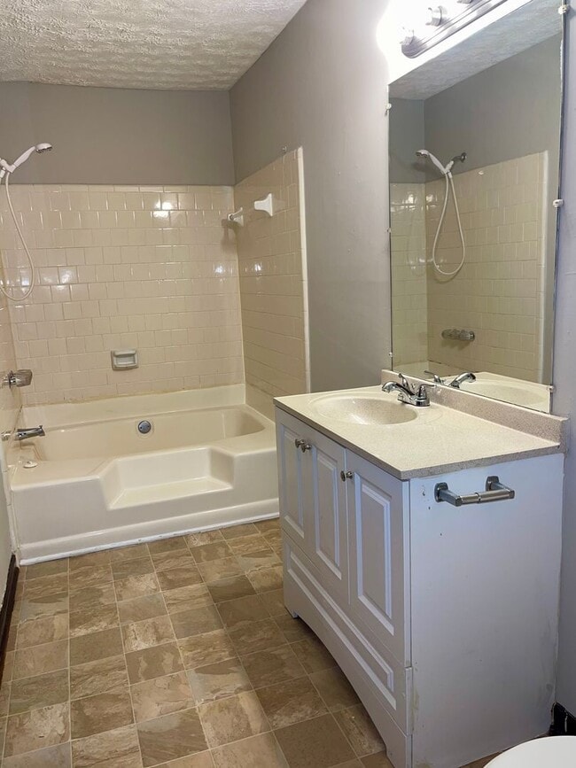 Building Photo - Secluded but Centrally Located 3 Bed/2 Bath Ranch!