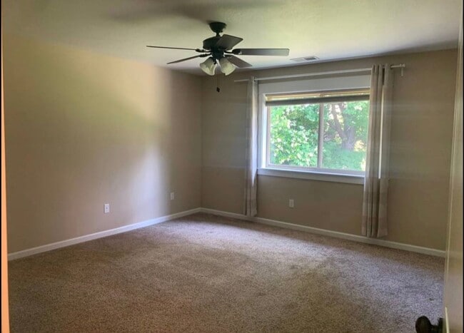 Building Photo - Beautiful East Medford 4 Bedroom 2 Bathroom Home