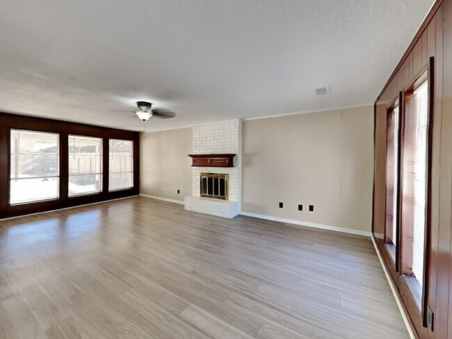 Building Photo - Charming and Full of Character!