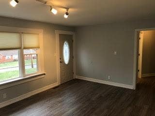 Building Photo - 2412 E Lakeview Dr