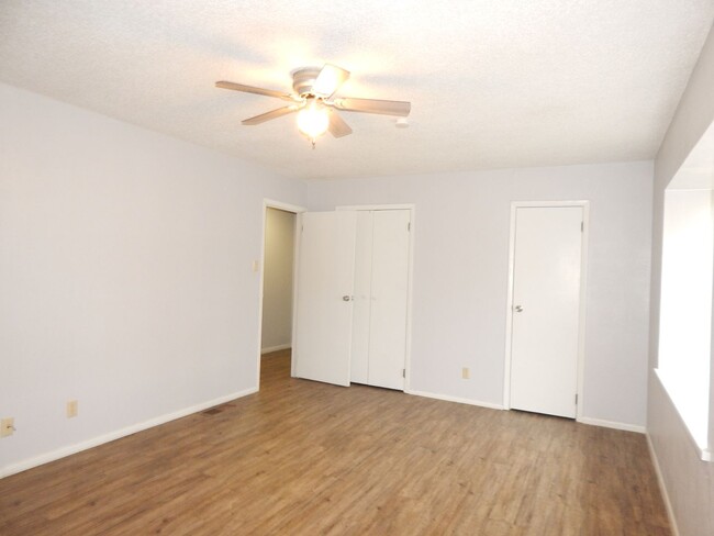 Building Photo - Lovely 2 Bedroom, 1-1/2 Bath, Duplex!