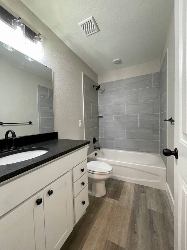 Building Photo - Modern 2 Bedroom 1 Full Bath Duplex with S...