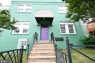 Building Photo - 550 Hobart Pl NW