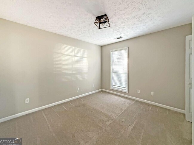 Building Photo - 3028 Express Ln NE