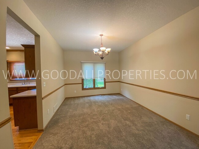 Building Photo - Executive Home - 4 Bedroom, 3.5 Bathroom i...