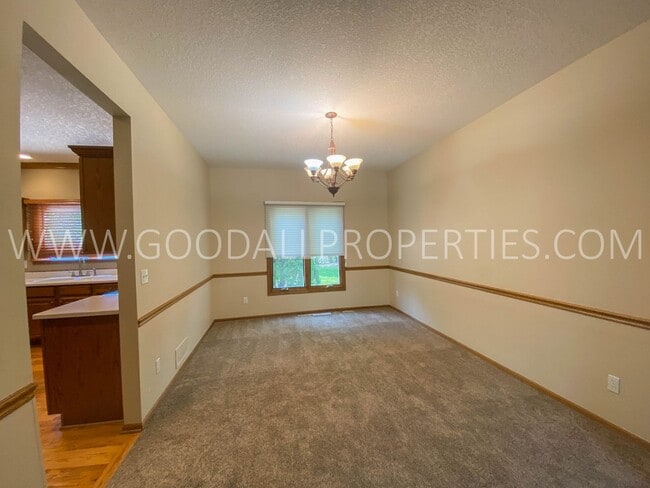 Building Photo - Executive Home - 4 Bedroom, 3.5 Bathroom in Country Club Neighborhood with Finished Basement