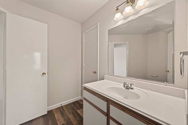 Building Photo - 14837 Peachmeadow Ln
