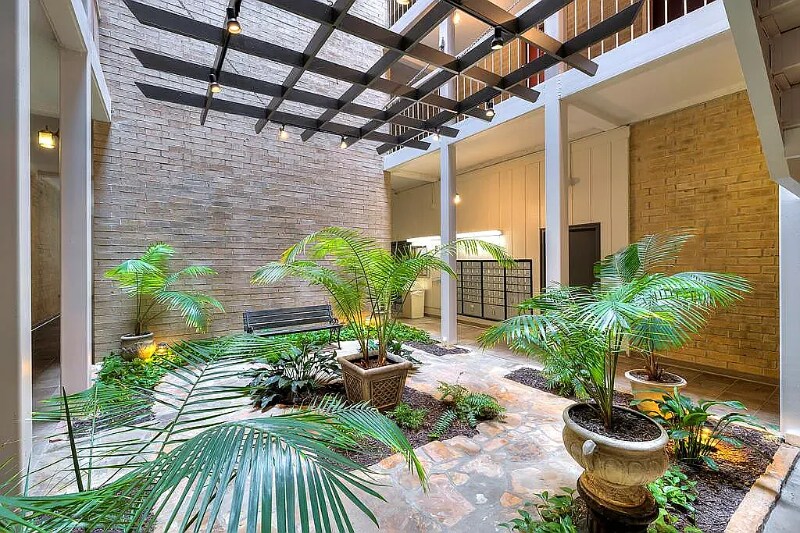 Building Photo - 619 King St