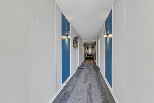 Building Photo - 2 Bedroom Unit was recently renovated.  Live walking distance from the downtown square or steps f...