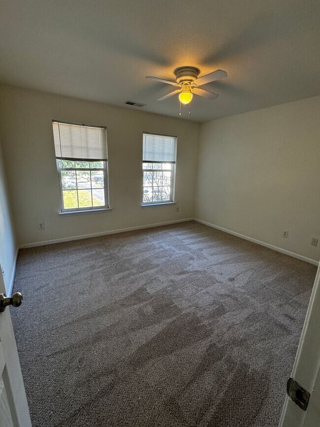 Building Photo - BEAUTIFUL OPEN FLOOR PLAN