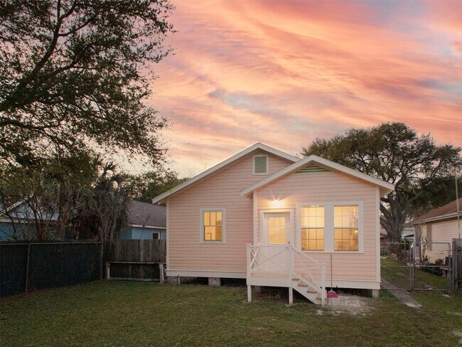 Building Photo - 5111 Ave Q 1/2