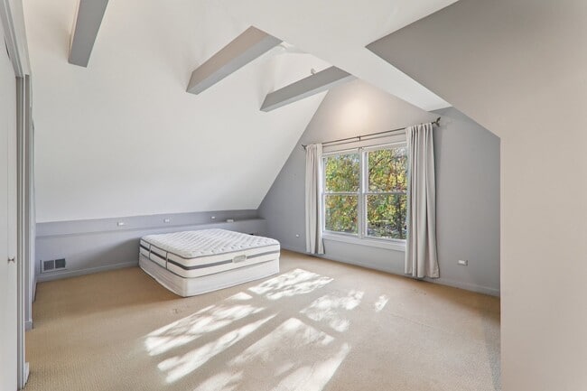 Building Photo - 1027 W Newport Ave