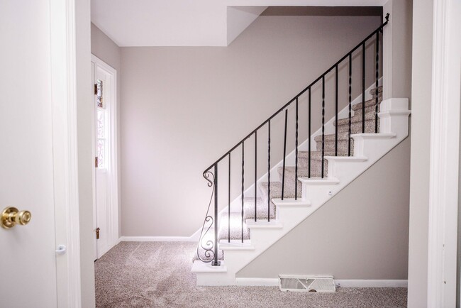 Building Photo - Beautiful Condo for Rent - Appliances included, washer and dryer hook ups, one and half bath, ver...