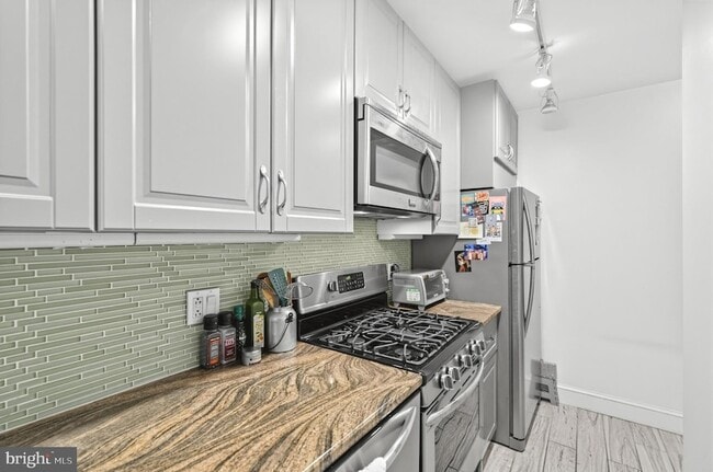 Building Photo - 5231 Ridge Ave