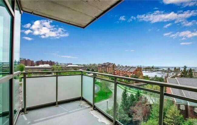 Building Photo - Lakefront