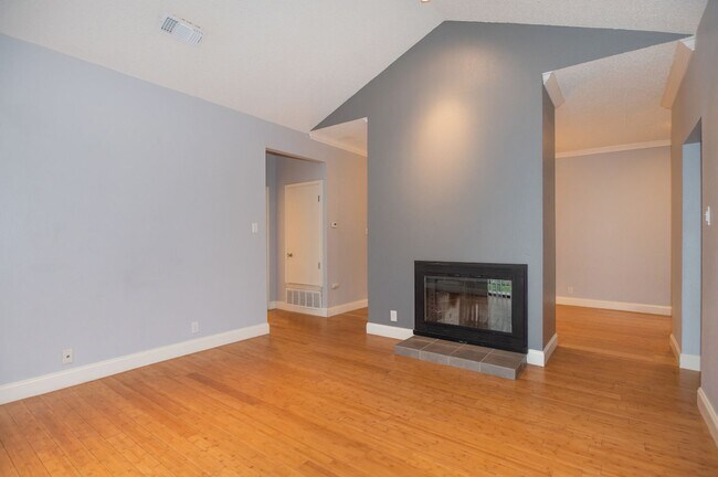 Building Photo - Second Floor, Corner Condo Unit - Move In Ready!