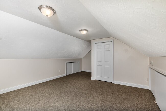 Building Photo - 12 Woodbury Ct