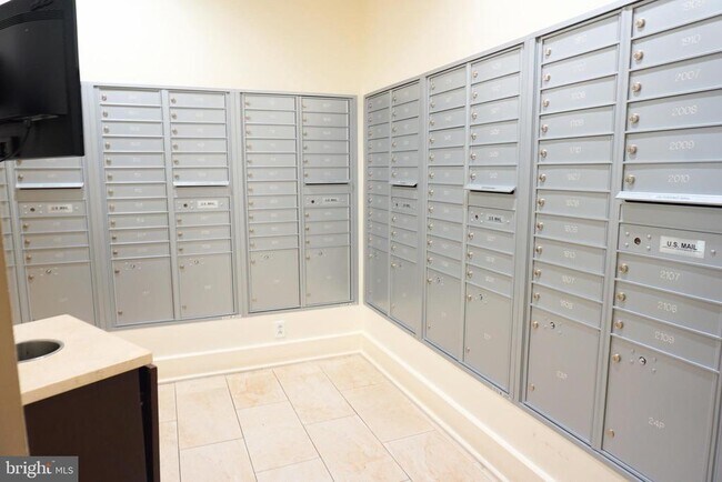 Building Photo - 100 Harborview Dr