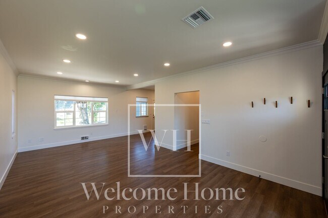 Building Photo - Updated 2 Bed Home with Detached Office & Fenced Yard
