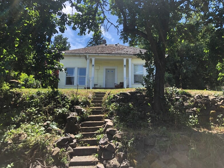 Front lawn - 220 SE Pioneer St