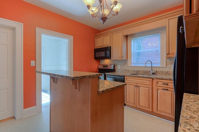 Building Photo - Grandin Court Foursquare convenient to SW City & SW Co!