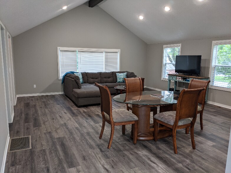 Building Photo - 7105 N Walnut St