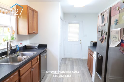 Building Photo - Conveniently Located Single Family Home with lots of space!