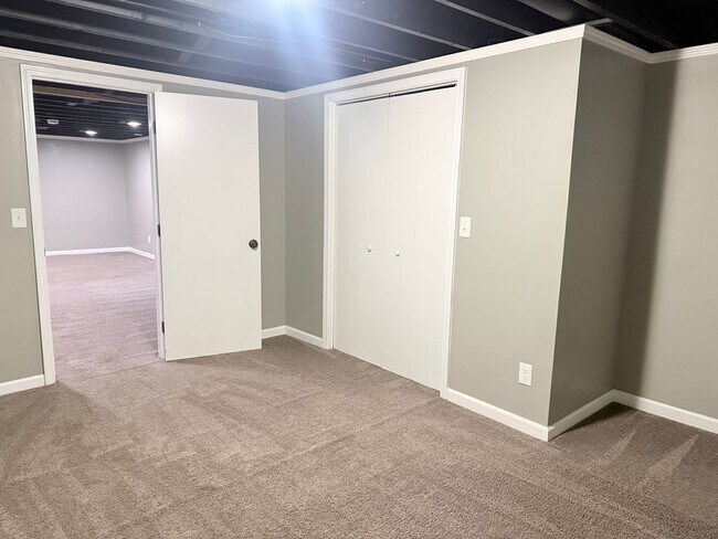 Building Photo - 667 Parkwood Dr
