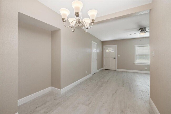 Building Photo - 807 S 12th St