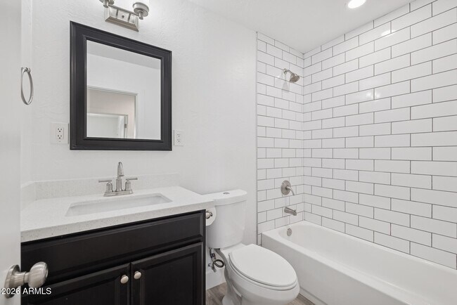 Building Photo - 1016 S Siesta Ln