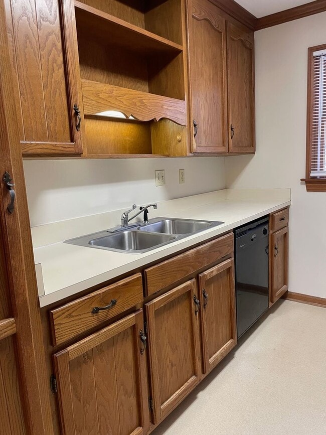 Building Photo - 2 BED, 1.5 BATH TWO STORY TOWNHOME!