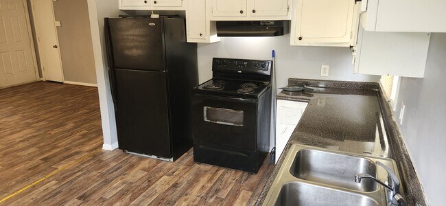 Building Photo - 3677 Kingsview Dr