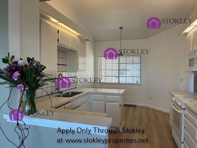 Building Photo - 523 Bustos Pl